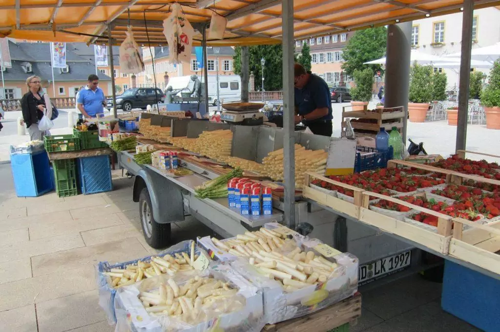 Saisonal frisch auf dem Markt: Spargel und Erdbeeren